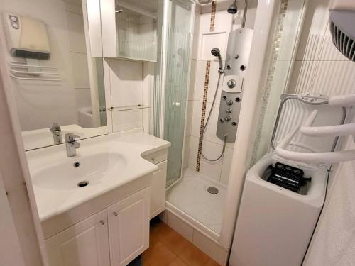 une salle de bain blanche avec un lavabo et une douche dans l'établissement T3 Duplex à 200 m Plages/Commerces - Parking, Wi-Fi, Piscine, Tennis - Animaux Acceptés - FR-1-316-104, à Six-Fours-les-Plages
