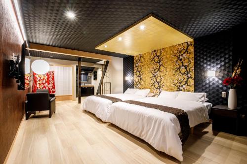 Quiet Retreat in Osaka with Morning Light
