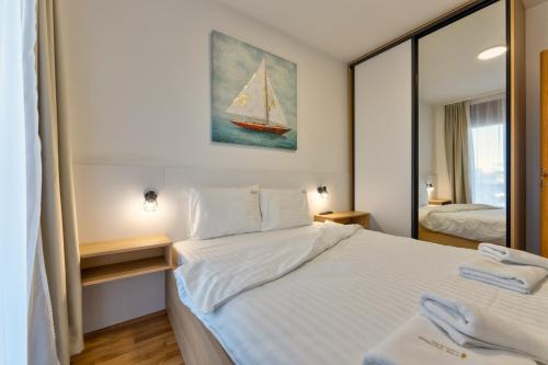 ein Schlafzimmer mit einem großen Bett mit einem Segel an der Wand in der Unterkunft Vila Zlatibor luxury & spa in Zlatibor