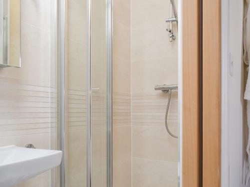 um chuveiro com uma porta de vidro na casa de banho em Dovecote em Stoke Bruerne