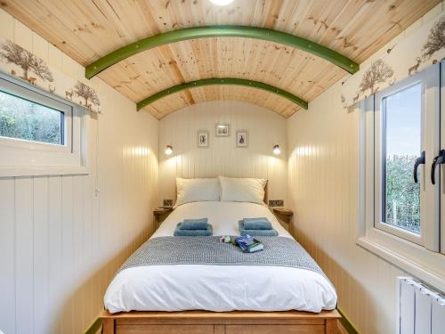 a bedroom with a bed in a tiny house at Hoarthorns Hideaway - Uk41687 in Coleford