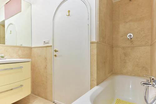 bagno con vasca bianca e doccia di Elite Rome apartments 3 a Roma