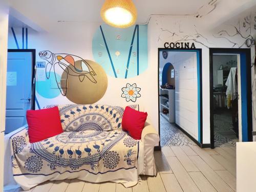 una tienda con un sofá en medio de una habitación en Tenerife Experience Hostel, en Santa Cruz de Tenerife