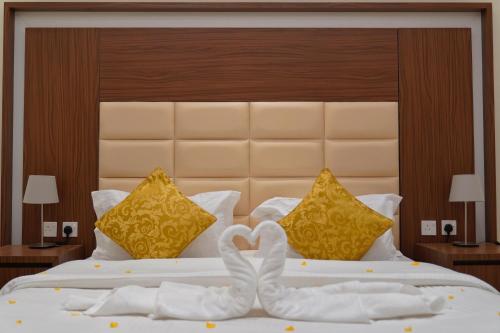 a bed with a heart made out of towels at سما الرفاع 3 in Al Kharj