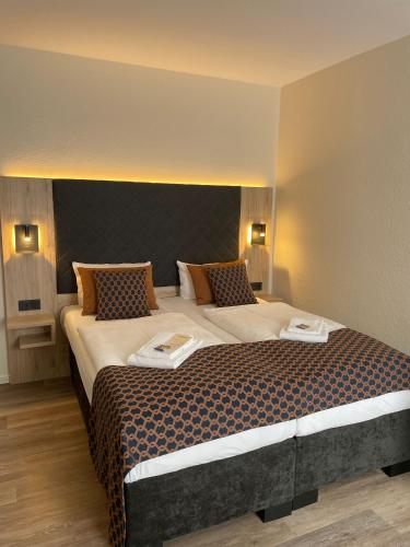 a bedroom with a large bed in a room at Faldernpoort in Emden