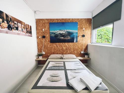 um quarto com duas camas e uma televisão na parede em Tenerife Experience Hostel em Santa Cruz de Tenerife