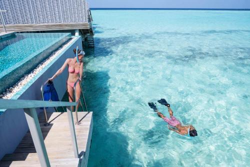 Επισκέπτες που μένουν στο OUTRIGGER Maldives Maafushivaru Resort - 25 percent discount on transfers for min 4 nights stay and more, valid for reservations between 01 July till 22 Dec 2025