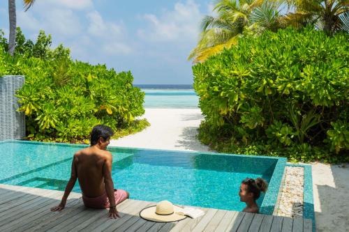 Πισίνα στο ή κοντά στο OUTRIGGER Maldives Maafushivaru Resort - 25 percent discount on transfers for min 4 nights stay and more, valid for reservations between 01 July till 22 Dec 2025