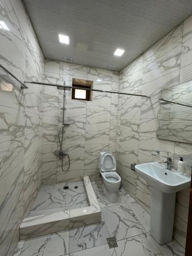 y baño con aseo y lavamanos. en Family Guest House en Ereván