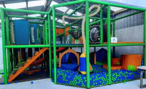 una gabbia verde con giocattoli all’interno di Just Resort No29 a Balminnoch