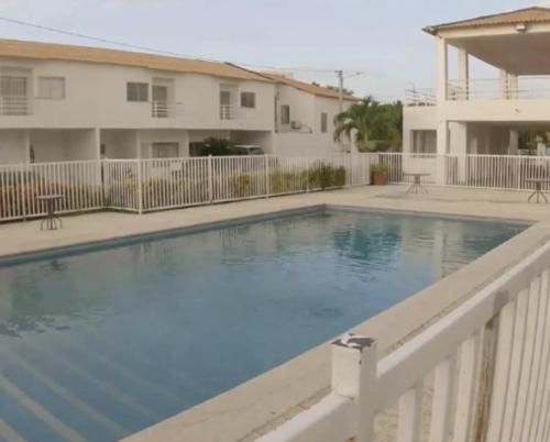 בריכת השחייה שנמצאת ב-Hermosa Casa con Aire Acondicionado y WI-FI או באזור