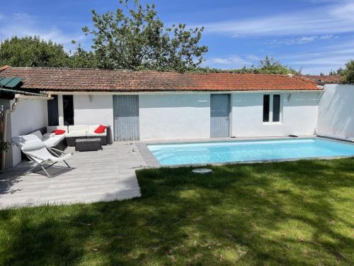 une piscine dans l'arrière-cour d'une maison dans l'établissement Grande Maison Familiale à Nantes avec Piscine, à Nantes