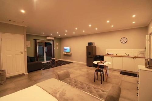 cocina y sala de estar con sofá y mesa en Clifton Home, en Richards Bay