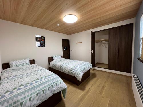 Postel nebo postele na pokoji v ubytování Furano Yukisachi House