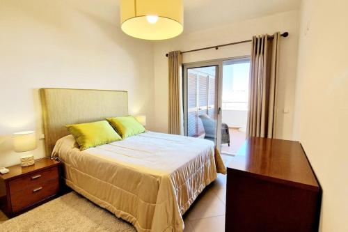 um quarto com uma cama, uma secretária e uma janela em Deluxe 2 bedroom apartment with BBQ em Lagos