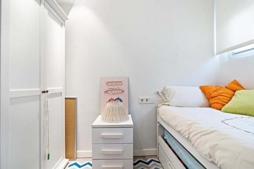 una piccola camera con letto e comodino di BUNGALOW PIE DE PLAYA B30 a Almería