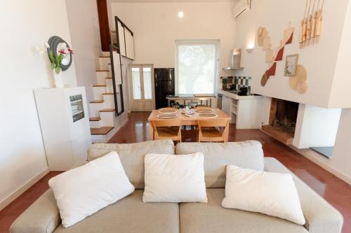 ein Wohnzimmer mit Sofa und Tisch in der Unterkunft ITRIUM Homes & Suites in Valle d'Itria in Alberobello