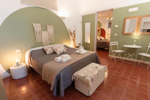 ein Schlafzimmer mit einem großen Bett und zwei Handtüchern in der Unterkunft ITRIUM Homes & Suites in Valle d'Itria in Alberobello