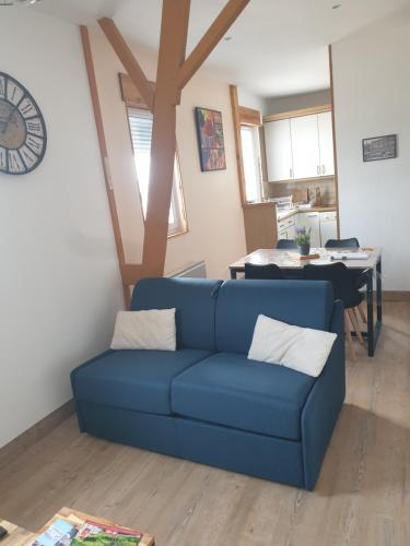 un canapé bleu dans un salon avec une table dans l'établissement O'3 PORTS, au Tréport
