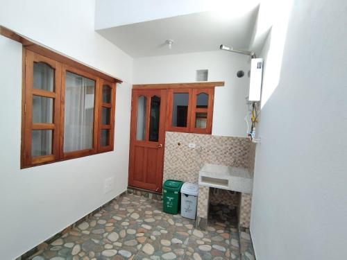 萊瓦鎮的住宿－Apartamento en Villa de Leyva，客房内设有带水槽和长凳的浴室