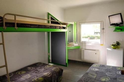 Septèmes-les-VallonsにあるLemon Hotel Plan de Campagne Marseilleのベッドルーム1室(二段ベッド2台、窓付)が備わります。