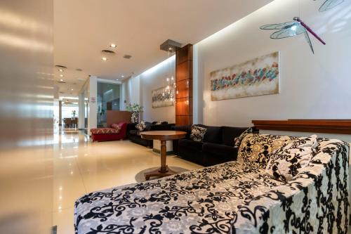 uma sala de estar com um sofá e uma mesa em Blank Hotel Recoleta em Buenos Aires