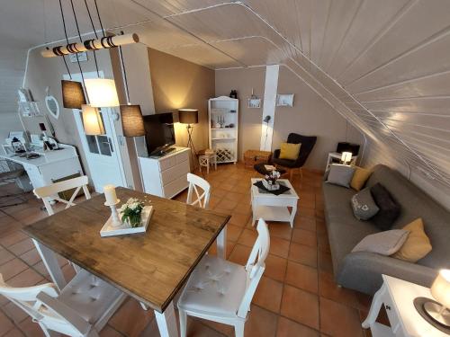 ein Wohnzimmer mit einem Sofa und einem Tisch in der Unterkunft Ferienwohnungen Traumblick im Nahetal in Bärenbach