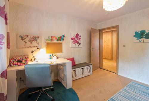 a home office with a desk and a chair at Berg Apartments in Oberreichenbach