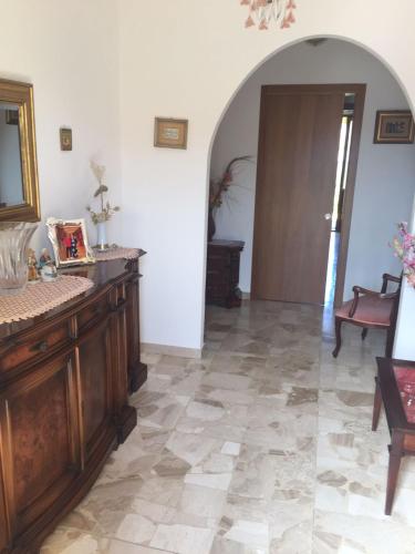 a living room with a counter and a hallway at B&B ANNA in Piscinas