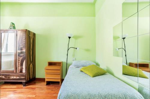 Affittacamere Al Ducale في أوربينو: غرفة نوم بسرير وخزانة ومرآة