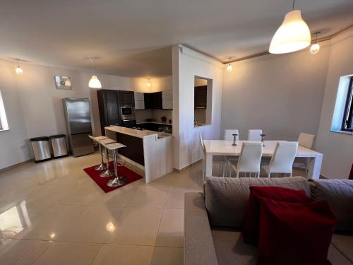 Η κουζίνα ή μικρή κουζίνα στο Superb 3 Bedroom Maisonette in Naxxar