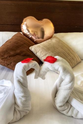 two towels on a bed in front of a heart at Hotel La Lucertola in Vietri sul Mare