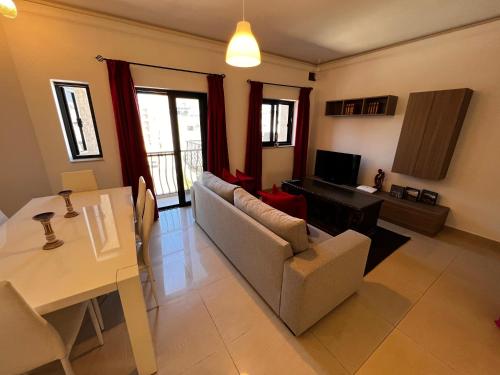 Μια τηλεόραση ή/και κέντρο ψυχαγωγίας στο Superb 3 Bedroom Maisonette in Naxxar