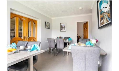 - une salle à manger avec une table et des chaises dans l'établissement Cullentra House, à Cushendall