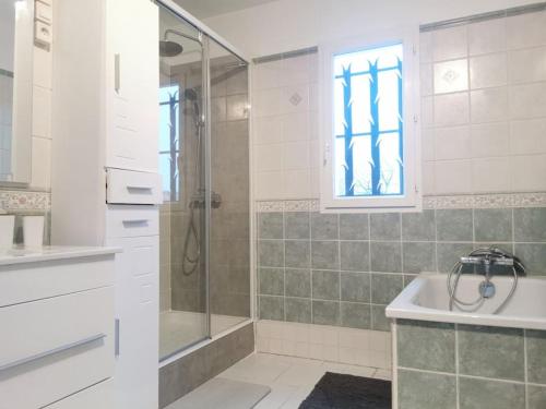ein Bad mit einer Dusche und einem Waschbecken in der Unterkunft Endroit paisible, Périgueux, maison avec piscine in La Garde