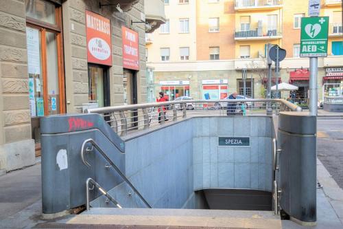 Casa Spezia - Metro Vicina, Wi-Fi Rapido & Netflix في تورينو: غرض أزرق على جانب شارع المدينة