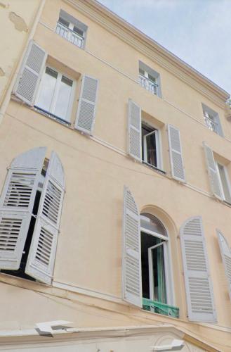 un bâtiment avec des volets blancs sur ses fenêtres dans l'établissement 1 Bedroom flat 4ppl Cannes Center Croisette Banane, à Cannes