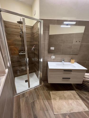 bagno con lavandino e doccia di Appartamento Lago a Ponte Caffaro