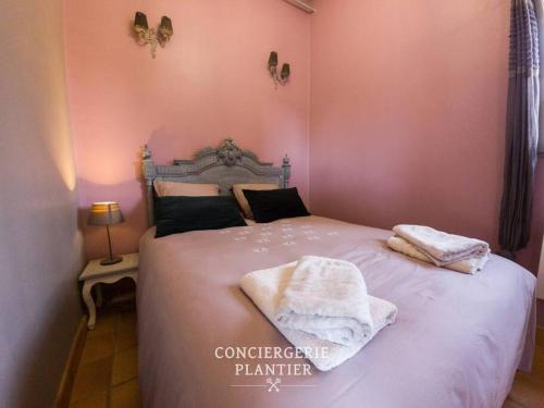 une chambre avec un lit avec deux serviettes dessus dans l'établissement Charmant Gîte Mazet Lo Garric, à Caux