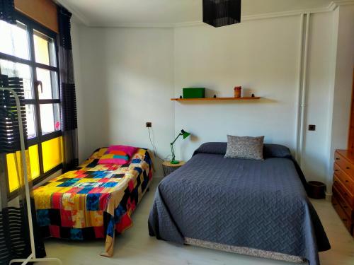 1 dormitorio con 2 camas y ventana en Apartamento en el casco antiguo de Ponferrada, en Ponferrada