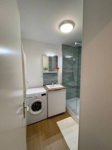 La salle de bains est pourvue d'un lave-linge et d'une douche. dans l'établissement Studio Suzanne proche des commerces & de la plage, à Fort-Mahon-Plage