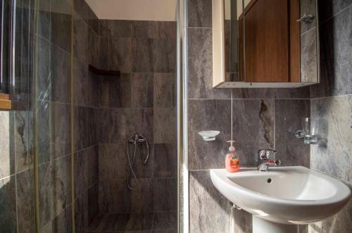 un baño con lavabo y ducha en Georgia Apartment Acharavi Corfu, en Acharavi