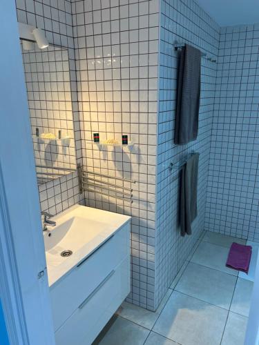 ein weißes Badezimmer mit einem Waschbecken und einem Spiegel in der Unterkunft Apartamento Los Lagos in Cotillo