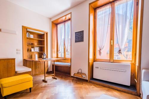 een kamer met een bureau en een raam bij Portofino's Flavour in Portofino