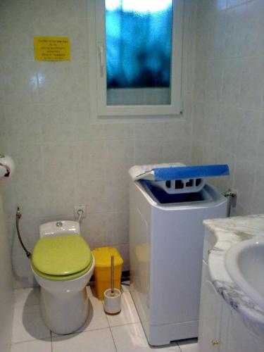 ein Badezimmer mit einer umweltfreundlichen Toilette und einem Waschbecken in der Unterkunft Ducourneau Grimaldi in Moltifao