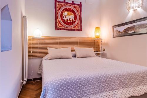 een slaapkamer met een bed in een kamer bij Portofino's Flavour in Portofino