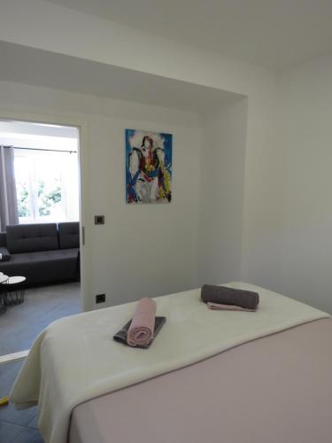 Ένα ή περισσότερα κρεβάτια σε δωμάτιο στο Nevera Apartment