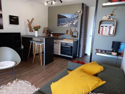 Photo de la galerie de l'établissement Magnifique rez de jardin & piscine & bord de mer, à Six-Fours-les-Plages