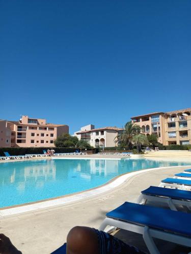 Photo de la galerie de l'établissement Magnifique rez de jardin & piscine & bord de mer, à Six-Fours-les-Plages