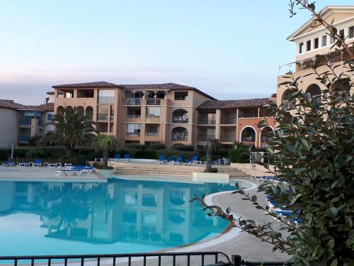 Photo de la galerie de l'établissement Magnifique rez de jardin & piscine & bord de mer, à Six-Fours-les-Plages